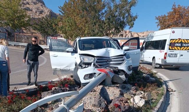 Cip aydınlatma direğine çarptı: 3 yaralı