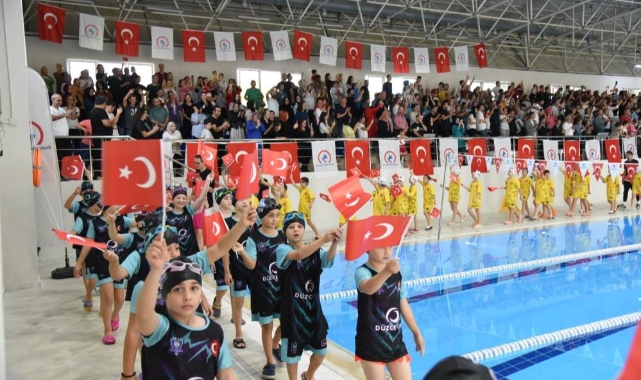 Çocuklar 100. Yıl için kulaç attı
