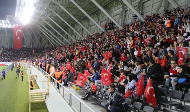 Çorum'da Kadın Milli Takımları seyirci rekoru kırıldı
