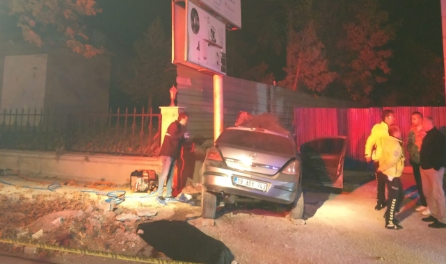 Çorum'da otomobil direğe çarptı: 3 ölü