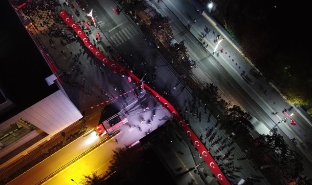 Cumhuriyet’in 100. yılı fener alayı yürüyüşleriyle kutlandı