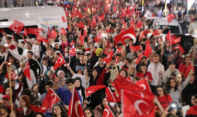 Cumhuriyet'in 100. yılında fener alayında buluştular