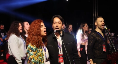 Dev orkestradan dev kutlama!