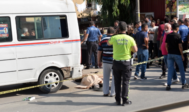 Dolmuşa çarpan motosikletli hayatını kaybetti