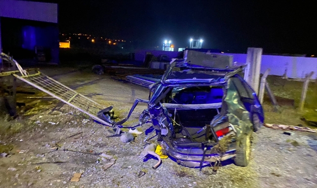 Duble yolda feci kaza! Araç hurdaya döndü