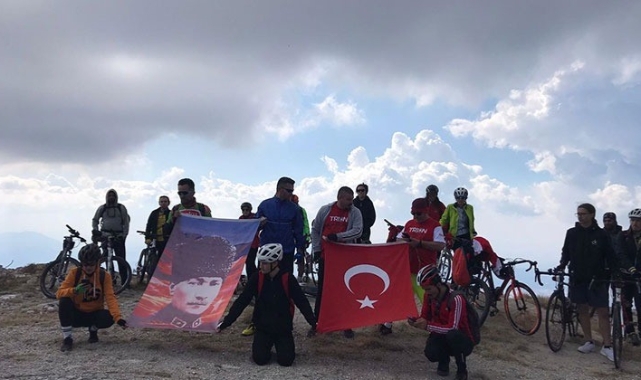 Ege’nin en yüksek noktasında Türk bayrağı açtılar