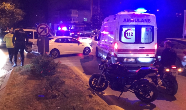 Ehliyetsiz motosikletli, otomobil ile çarpıştı: 2 yaralı