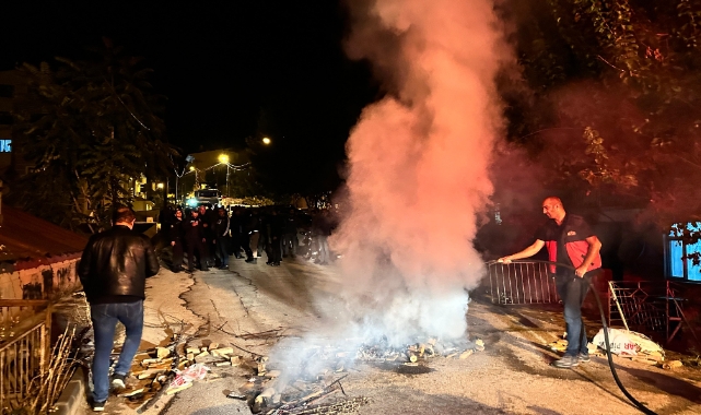 Elektrik kesintisine sinirlenip yolu kapattı