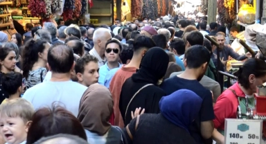 Eminönü'nde insan seli