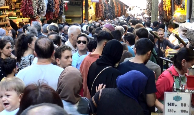 Eminönü'nde insan seli