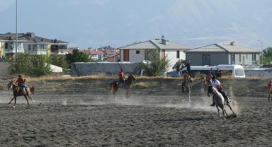 Erzincan’da ata sporu cirit heyecanı
