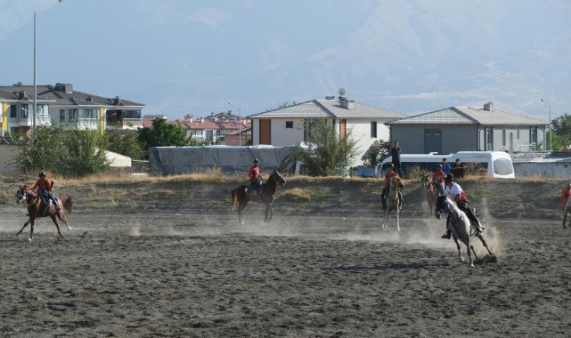 Erzincan’da ata sporu cirit heyecanı