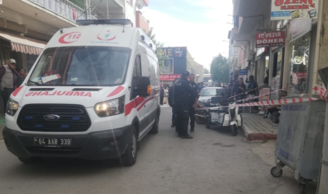 Eşini ve yanında gördüğü kişiyi bıçakladı