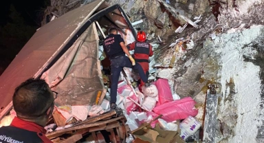 Eşya yüklü kamyon kaza yaptı: 1 ölü