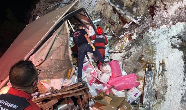 Eşya yüklü kamyon kaza yaptı: 1 ölü