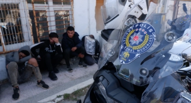 Evin duvarına çarpan araçtan 5 göçmen çıktı
