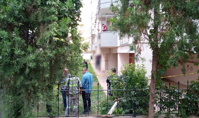 Evinin balkonunda asılı halde bulundu! Komşuları şok oldu