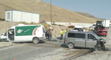 Feci kaza! İki minibüs çarpıştı
