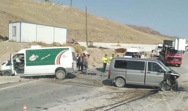 Feci kaza! İki minibüs çarpıştı