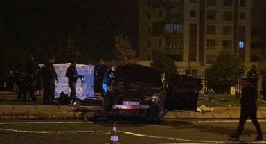 Feci kaza! Otomobil TIR'a çarptı