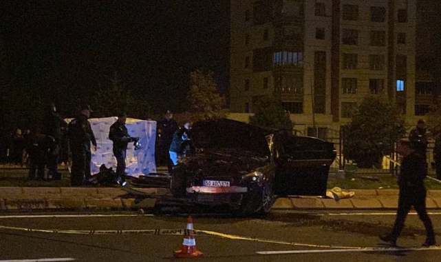 Feci kaza! Otomobil TIR'a çarptı