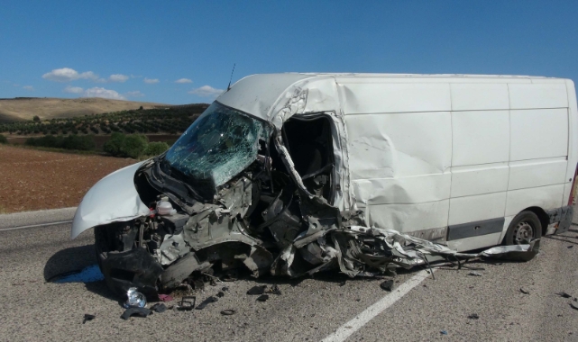Feci kaza! TIR ile minibüs çarpıştı