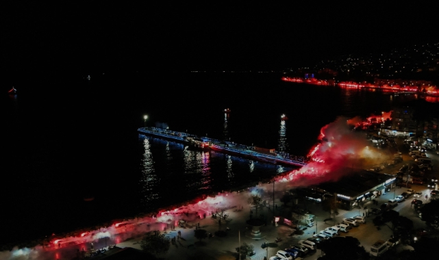 Gemlik’te binlerce meşale Cumhuriyet için yakıldı