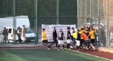 Halı sahada çıkan kavgaya hakemler de dahil oldu