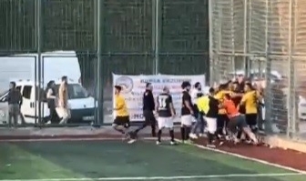 Halı sahada çıkan kavgaya hakemler de dahil oldu