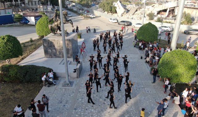 Hatay’da ‘100 beden tek ruh’ sloganıyla zeybek gösterisi