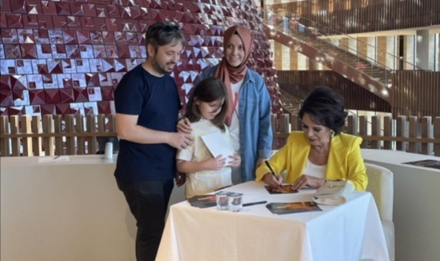 Hülya Koçyiğit, sevenleriyle buluştu