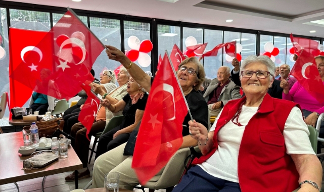 Huzurevinde Cumhuriyet coşkusu