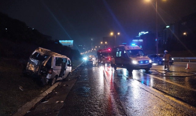 İETT otobüsü park halindeki minibüse çarptı!