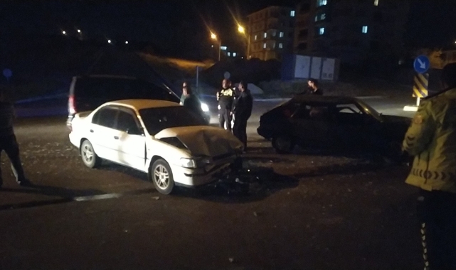 İki otomobil birbirine girdi! 2 yaralı