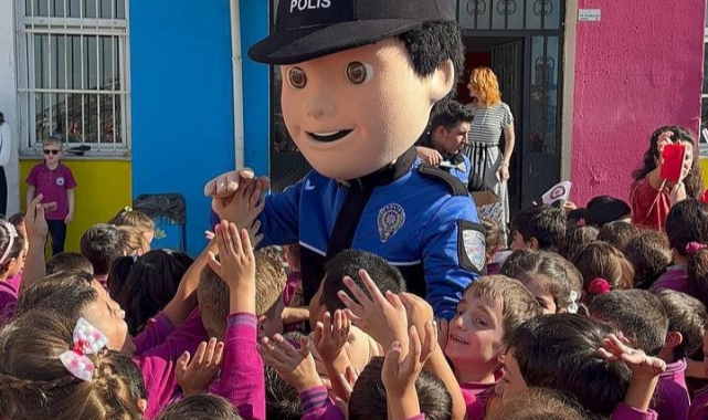 İlkokul öğrencileri polislerle keyifli dakikalar yaşadı