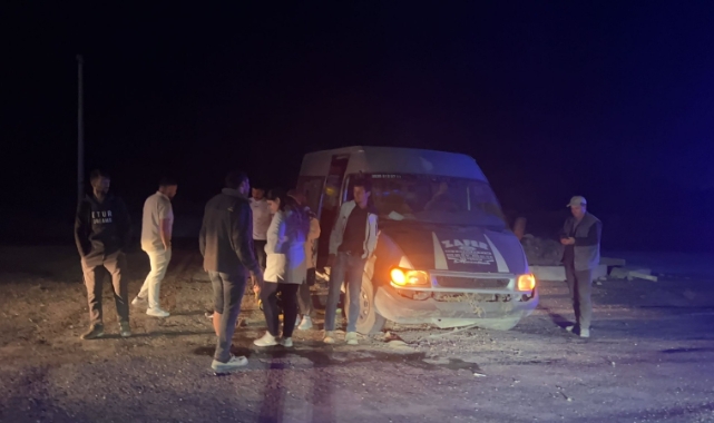 İşçi minibüsü refüje çarptı: 6 yaralı