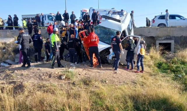 İşçi servisi kamyonetle çarpıştı: 17 yaralı