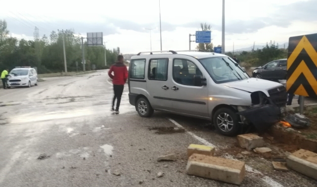Isparta’da çarpışan araçlar refüje çarptı: 4 yaralı