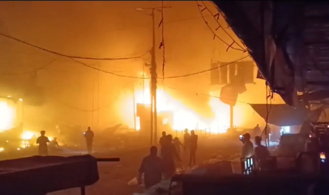 İsrail Gazze'de pazar yerini bombaladı