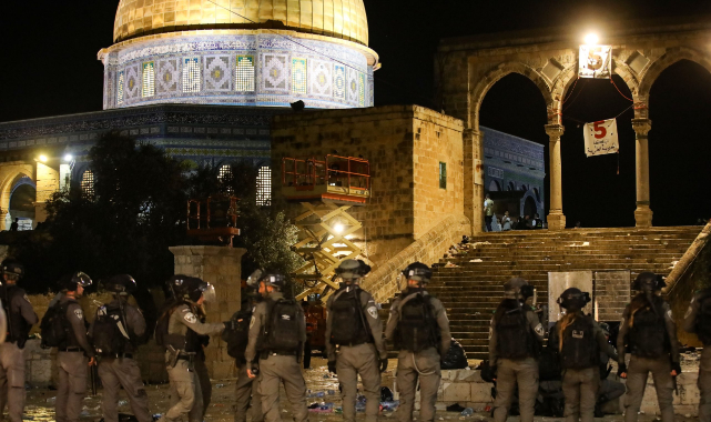 İsrail polisi cuma namazı kılanlara saldırdı