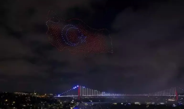 İstanbul Boğazı'nda nefes kesen gösteri!