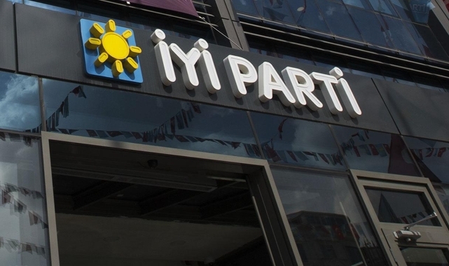 İYİ Parti'de 15 istifa