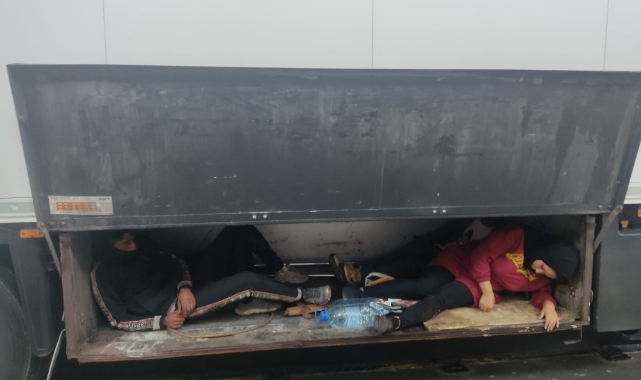 Kaçak göçmenler TIR'ın yemek dolabında yakalandı