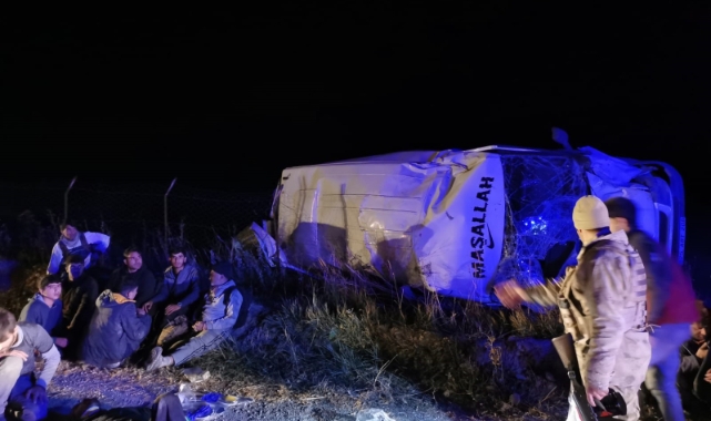 Kaçak göçmenleri taşıyan minibüs devrildi: 20 yaralı