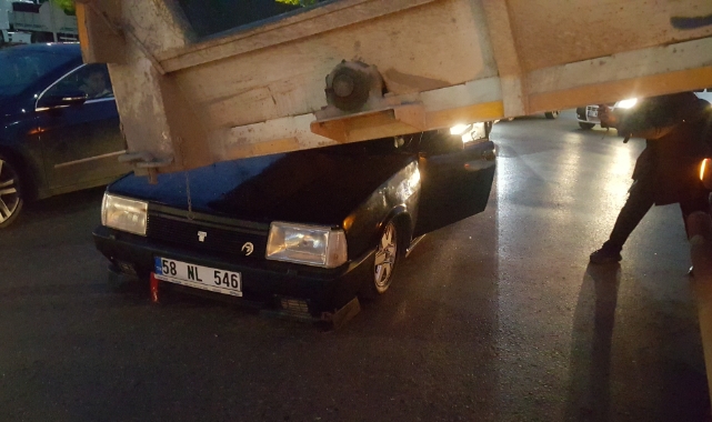 Kamyon ile otomobil çarpıştı!