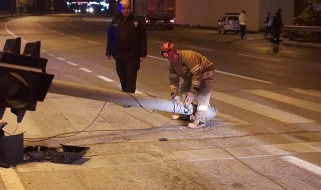 Kamyon, trafik direklerini söktü!