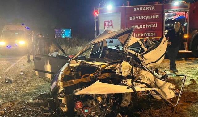Kamyonet ile otomobil kafa kafaya çarpıştı!