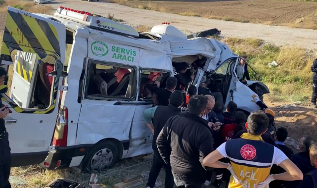 Kamyonet, servis minibüsü ile çarpıştı: 2 ölü, 19 yaralı