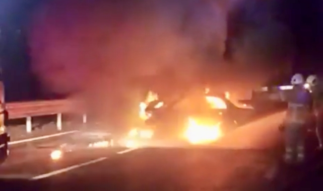 Kamyonetle çarpışan otomobilde alev aldı: 1 ölü, 2 yaralı