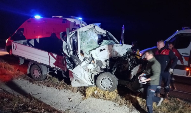 Kamyonetler çarpıştı: 2 ölü, 3 yaralı